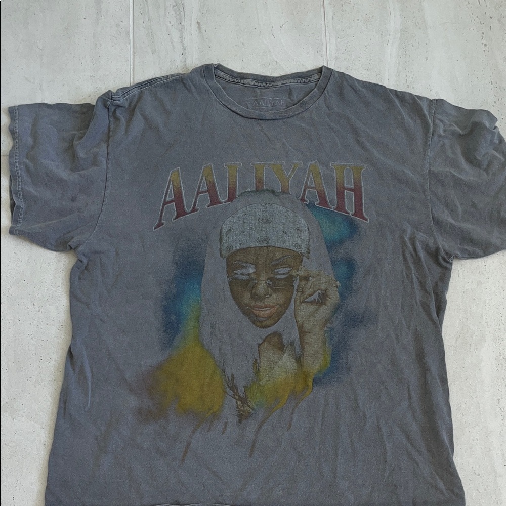 Aaliyah Gray Graphic Unisex T-Shirt